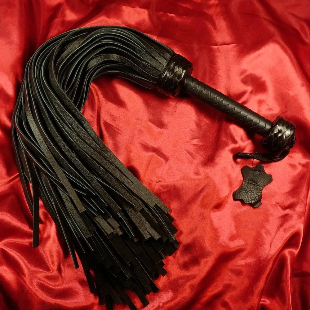 108-svansad läder flogger i svart äkta läder med handflätat handtag från Chambers of Love