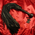 144-svansad läder flogger i svart äkta läder med handflätat handtag från Chambers of Love