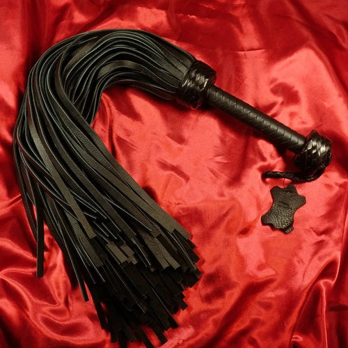 144-svansad läder flogger i svart äkta läder med handflätat handtag från Chambers of Love