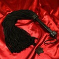 36-svansad svart mocka flogger, exklusiv BDSM-redskap från Chambers of Love