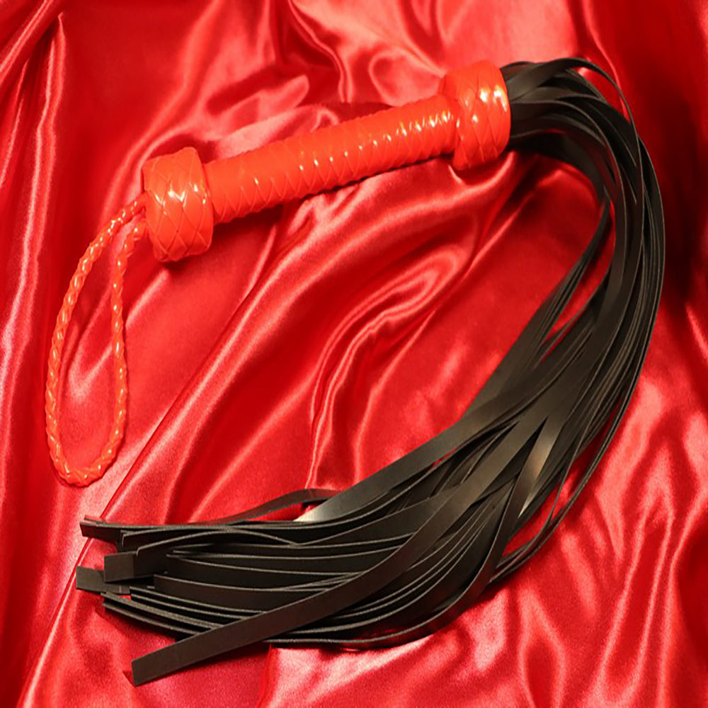 36-svansad svart/röd silikon flogger med röd handtag och följsamma svarta svansar, exklusiv BDSM-redskap från Chambers of Love