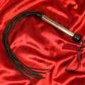 9-svansad silikon flogger svart med stålhandtag från Chambers of Love