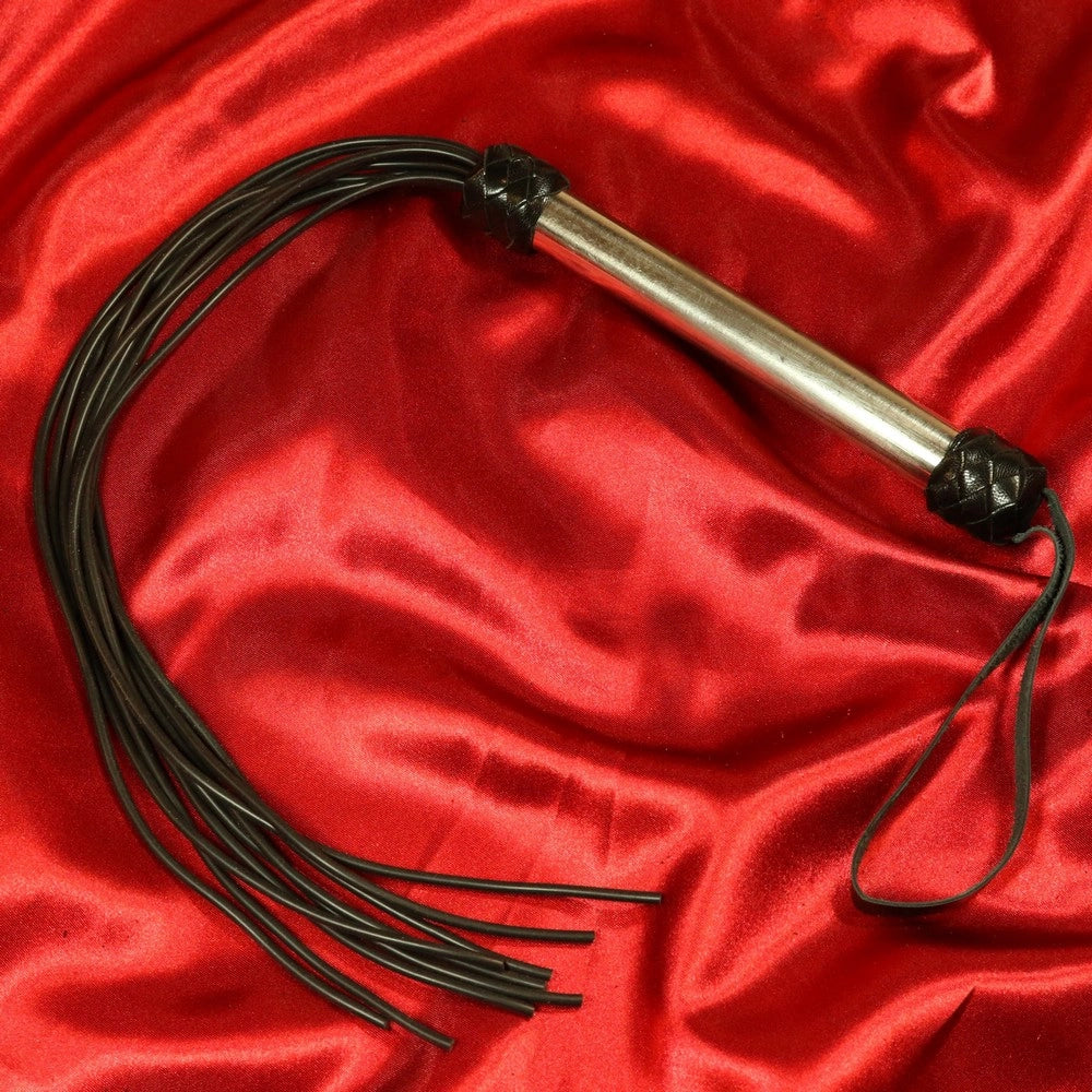 9-svansad silikon flogger svart med stålhandtag från Chambers of Love