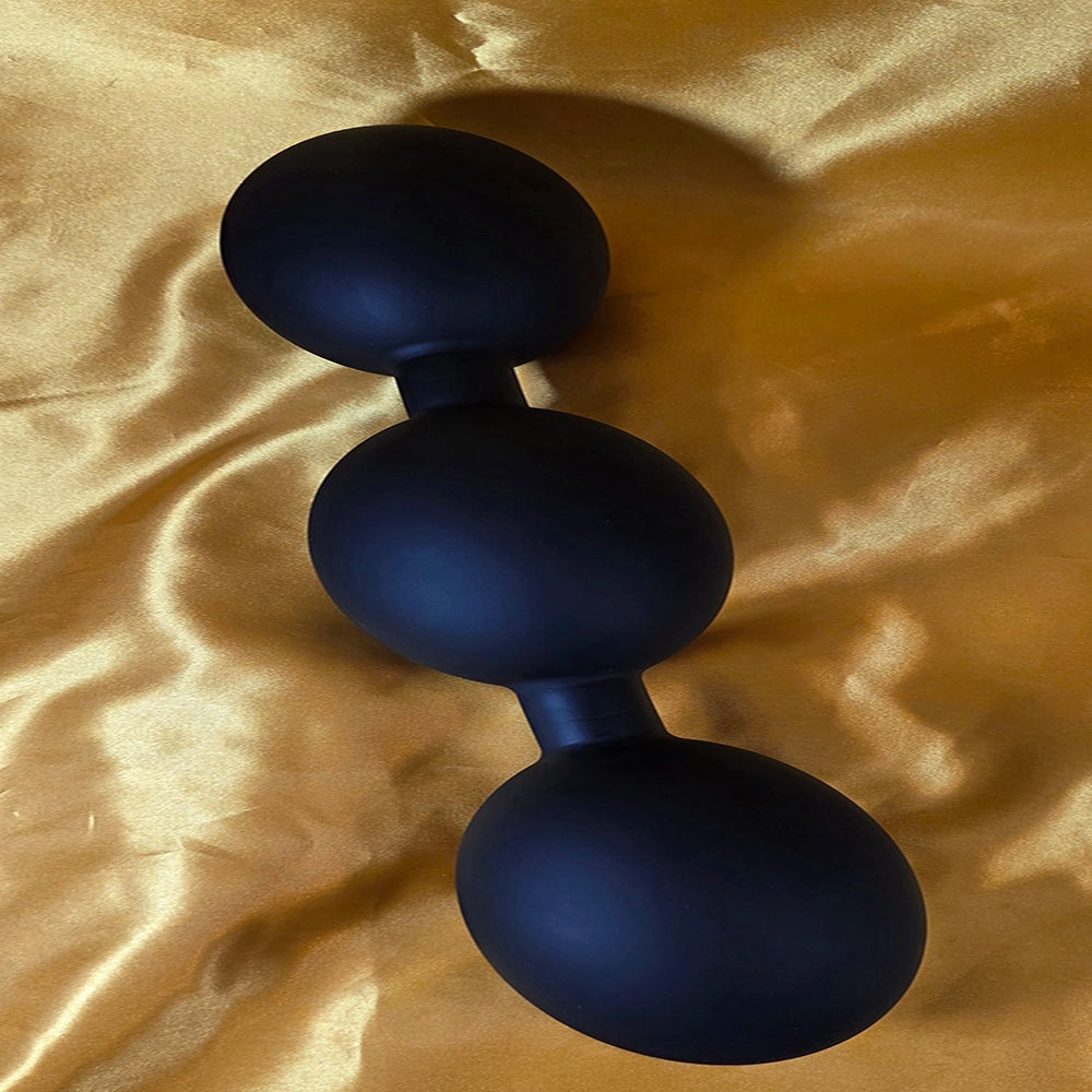Kedja med 8 äggformade analkulor i storlek 4 XL svarta, på guld  bakgrund från Chambers of Love