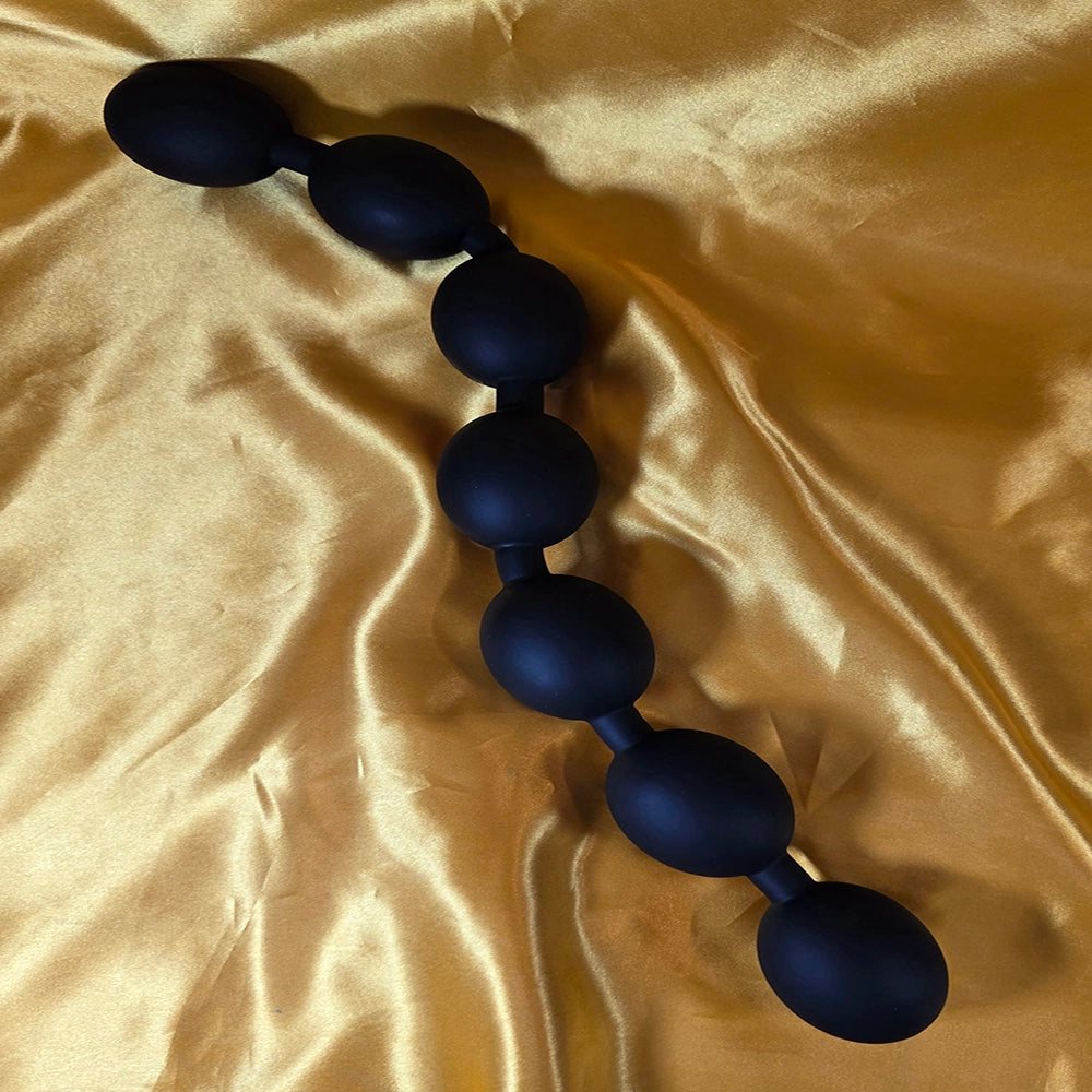 Kedja med 7 äggformade analkulor i storlek Large, svarta, på guld  bakgrund från Chambers of Love