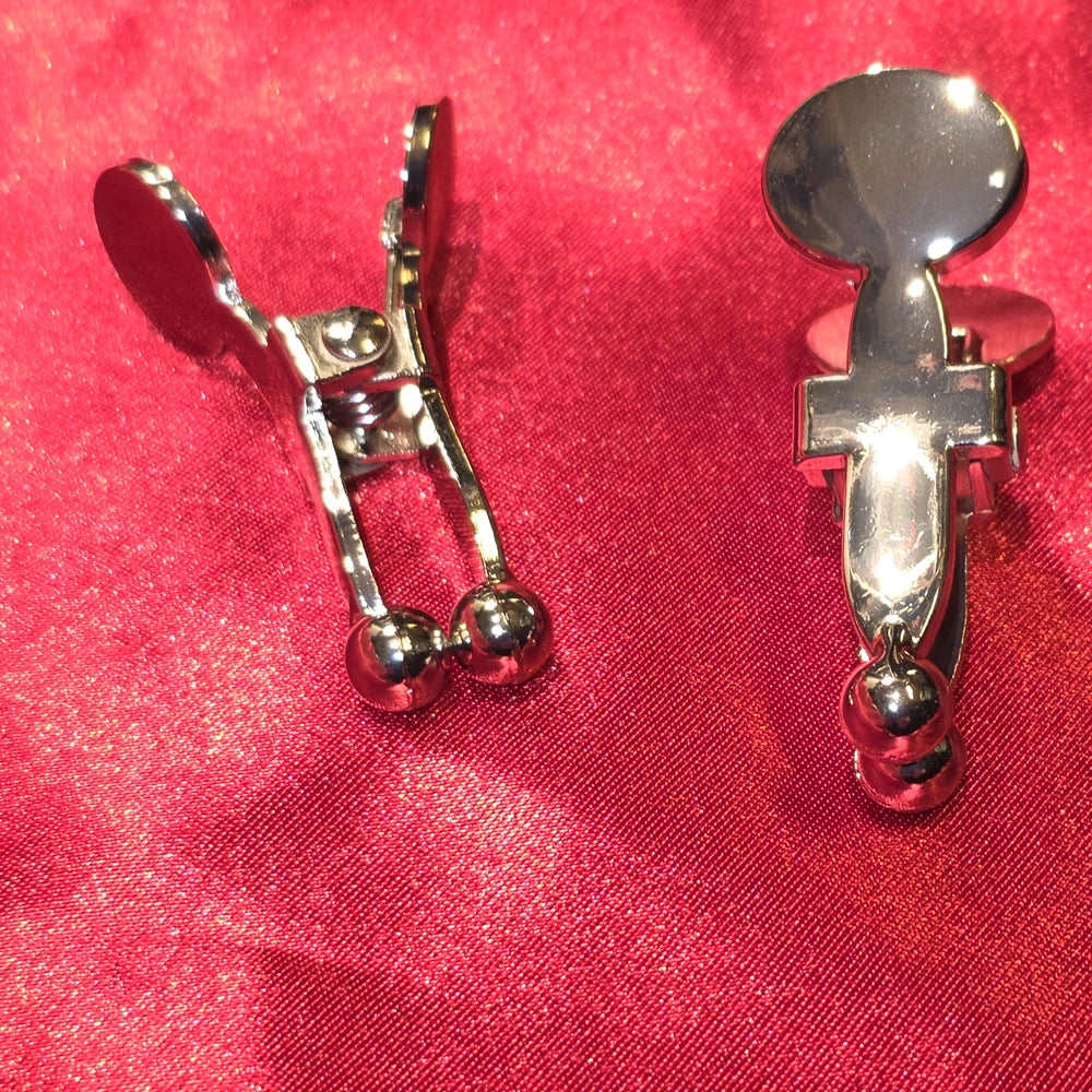 BDSM bröstvårtsklämmor i stål – Chambers of Love 2-pack med kulspetsar – pincettformad glidring justerbar silver från Chambers of Loves sortiment