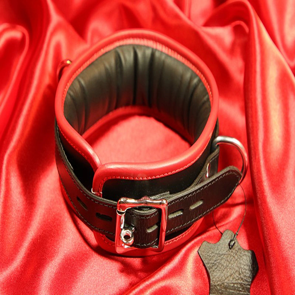 BDSM-halsband 3 D-ring – rött vadderat läderhalsband – baksida med låsbart spänne och rött kantband från Chambers of Love