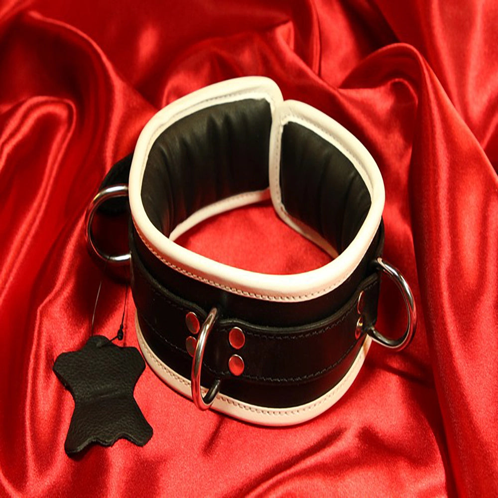 BDSM-halsband 3 D-ring – vitt vadderat läderhalsband – framsida med 3 D-ringar hankykod onani på röd satin från Chambers of Love