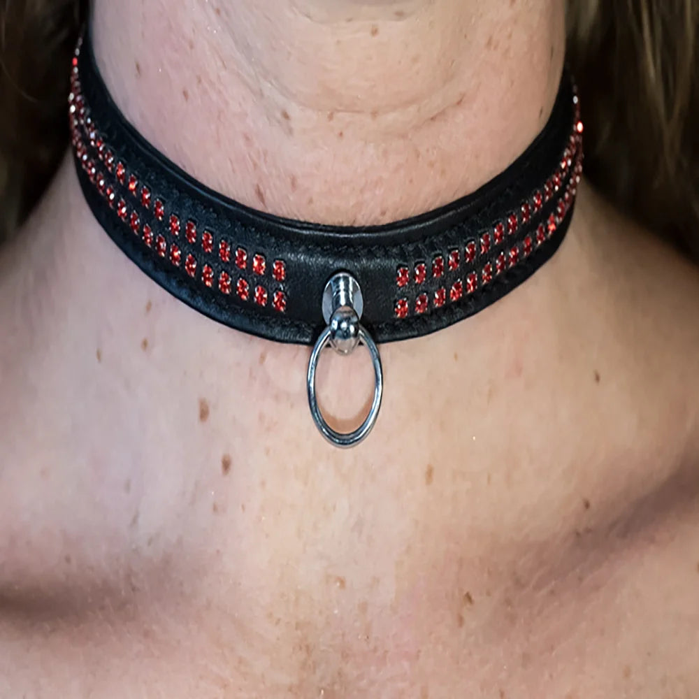  BDSM läderhalsband strass 2-rad smalt fodrat röd 40cm från Chambers of Love