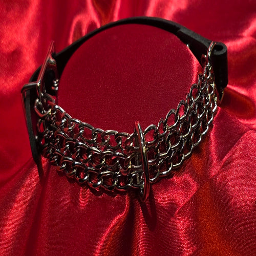 BDSM metallhalsband – Zado halsband med D-ring – 3 rader  kromad kedjelänk och svart PU-rem från Chambers of Loves sortiment ! 