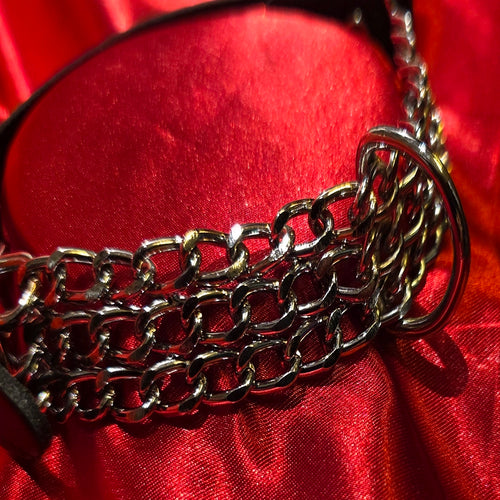 BDSM metallhalsband – Zado D-ring framtill närbild – 3 rader kromad kedjelänk för koppel och hänglås från Chambers of Loves sortiment