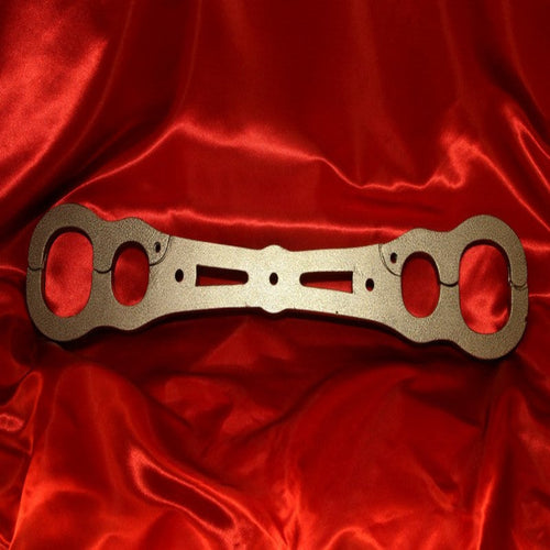 BDSM spreader bar i metall Stupstock Herr ASB1300 pulverlackerad grå hammarlack röd satinbakgrund från Chambers of Love