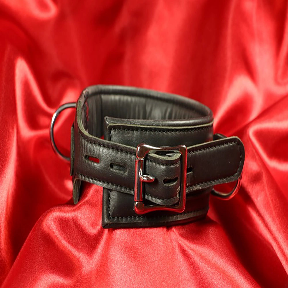 BDSM-halsband dekor ringar – svart vadderat läderhalsband – närbild baksida med spänne och slät vadderad insida från Chambers of Love
