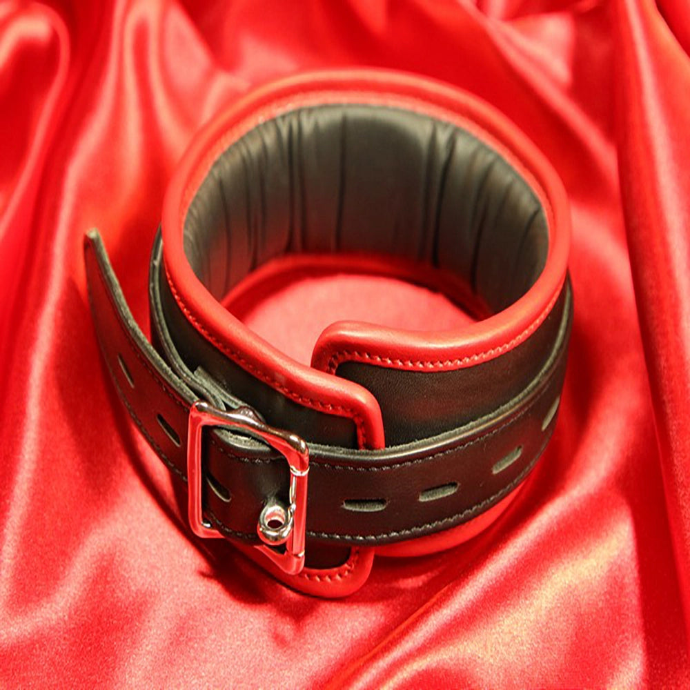 BDSM-halsband 1 D-ring – rött vadderat läderhalsband – baksida med låsbart spänne och rött kantband från Chambers of Love