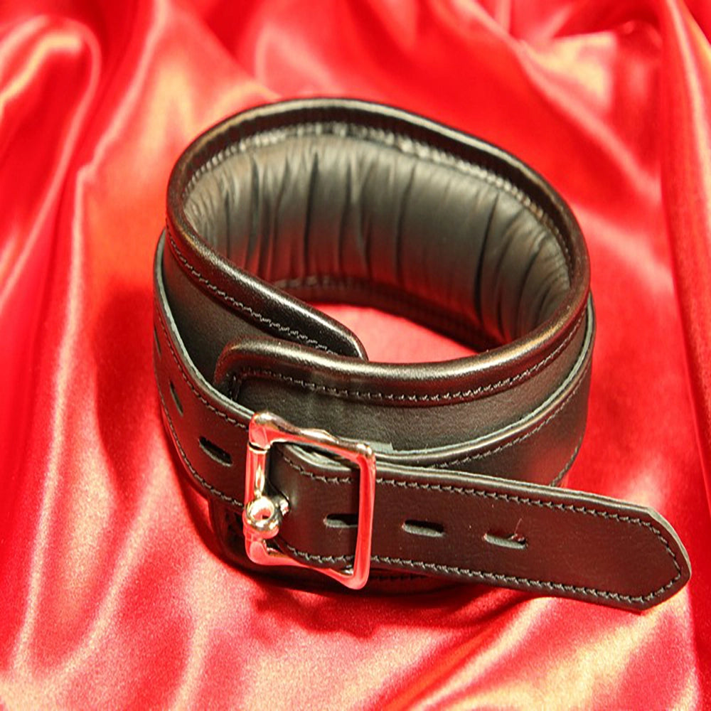 BDSM-halsband 1 D-ring – svart vadderat läderhalsband – baksida med låsbart spänne och vadderat lammskinnsfoder från Chambers of Love