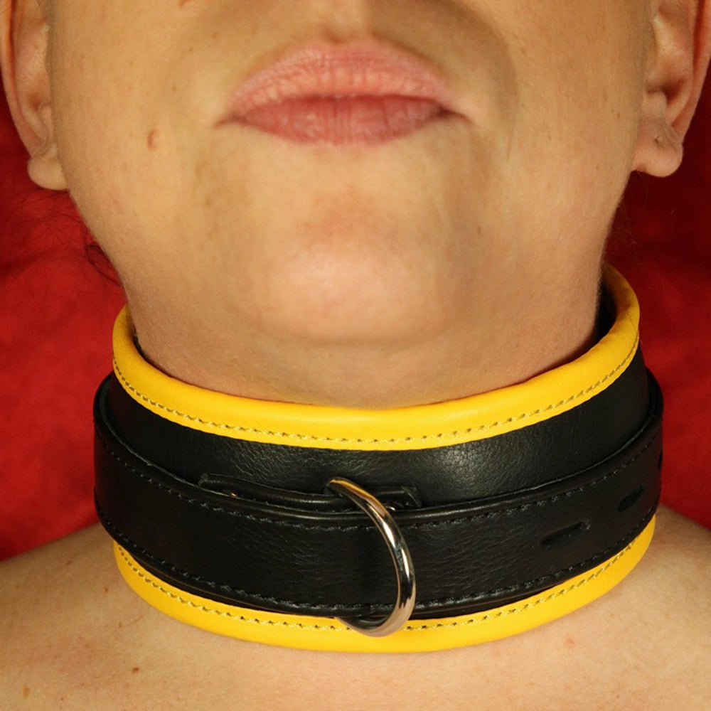 BDSM-halsband 1 D-ring – gult vadderat läderhalsband på modell – framsida med D-ring hankykod vattensport från Chambers of Love