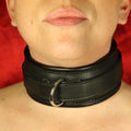 BDSM-halsband 1 D-ring – svart vadderat läderhalsband på modell – framsida med D-ring 5,5 cm bredd från Chambers of Love