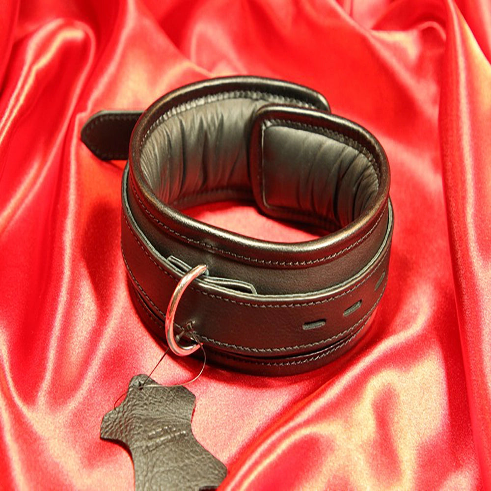 BDSM-halsband 1 D-ring – svart vadderat läderhalsband – framsida med D-ring och lädermärke på röd satin från Chambers of Love
