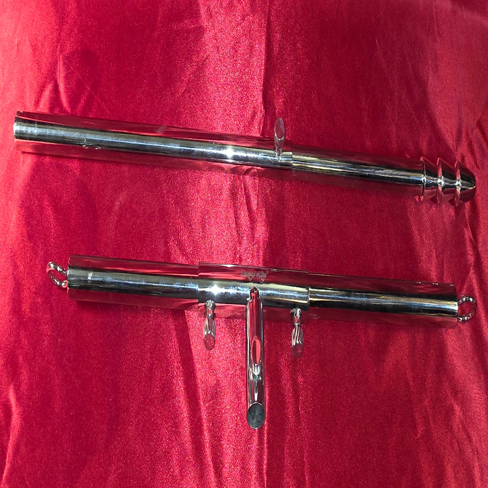 Benspridare med Vac-U-Lock Dildofäste – justerbar metallstång med fjäderbelastning och låsmekanism, visad på röd satinbakgrund, Chambers of Love

