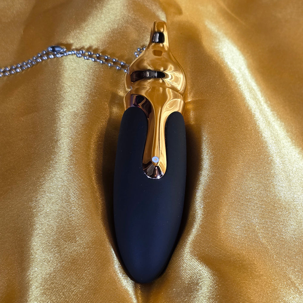 Betty Bullet guldsmycke vibrator stående på guldbakgrund – Chambers of Love