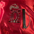 Blygdläppsklämma med skruvar och metall kedja för avancerat BDSM Genital tortyr - FGT  från Chambers of Love