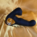 Bunny Tapper Thruster Tapping vibrator i svart silikon med gulddetaljer – sidovy – Chambers of Love