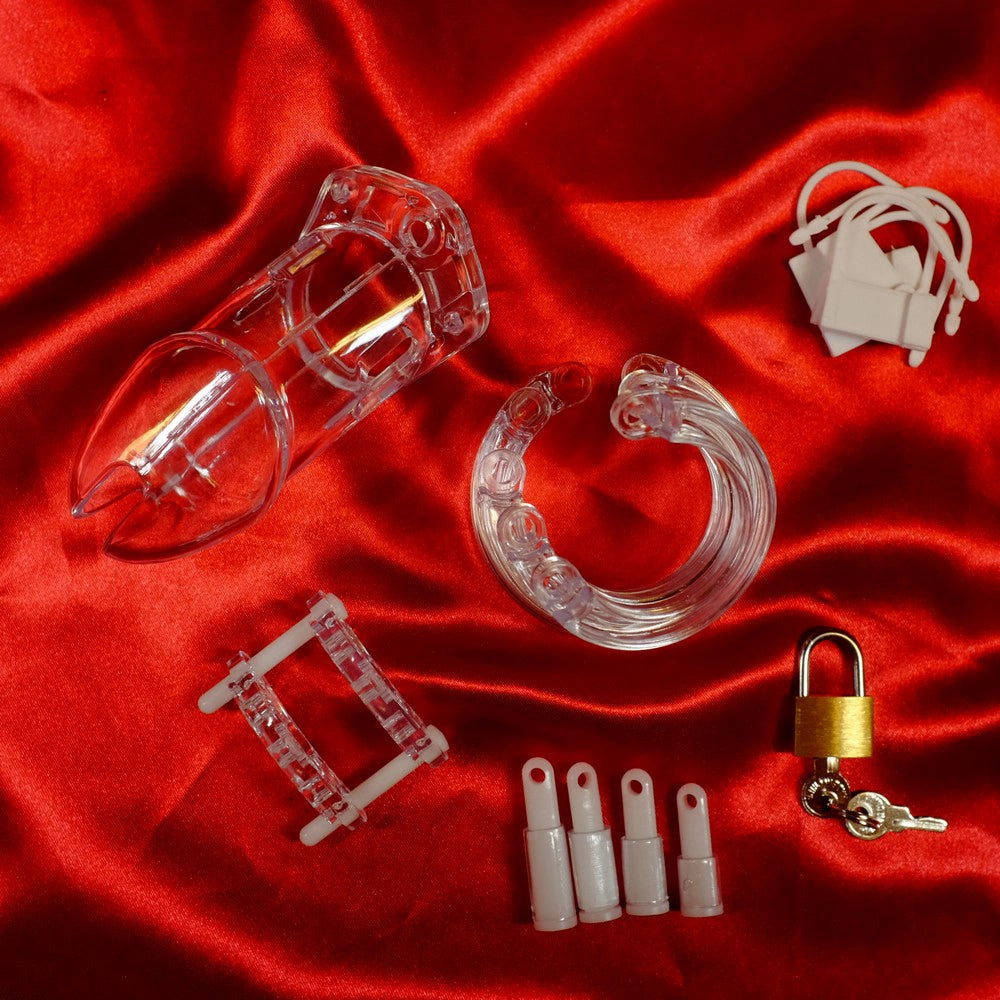 CB-6000 transparent kyskhetsbur för män med alla tillbehör utlagda – ringar, hänglås och numrerade plastlås från Chambers of Love 
