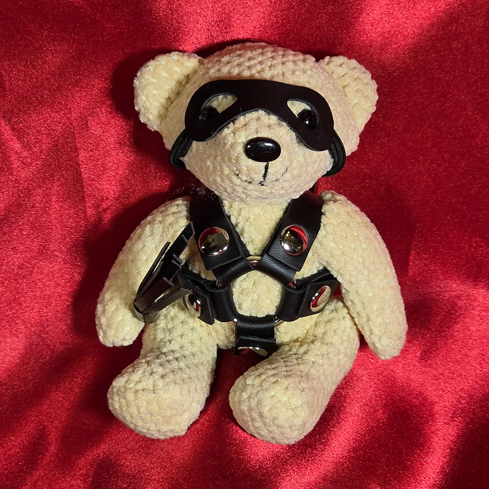 CoL Teddy No. 04 Bound-Up Billy framifrån – cream teddy-nyckelring med svart läderlook-harness, ögonmask och metallringar
