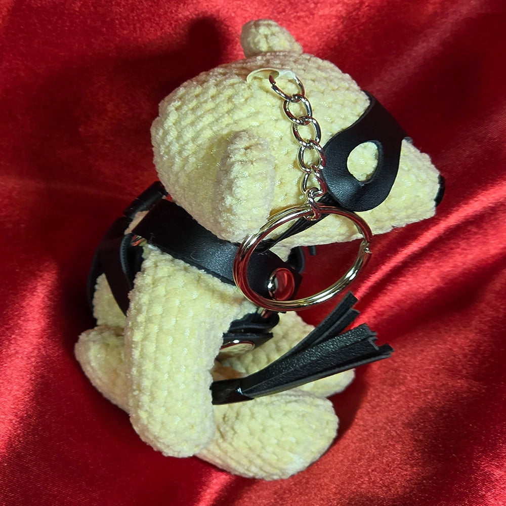 CoL Teddy No. 04 Bound-Up Billy högersida – cream teddy-nyckelring med silverkedja, nyckelring och svart läderlook-harness