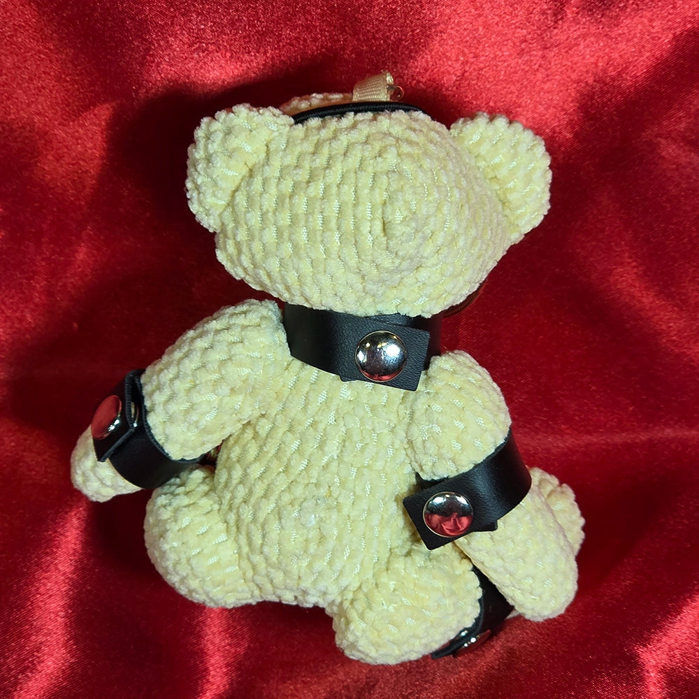 CoL Teddy No. 02 Gag Ball Gary baksida – cream teddy-nyckelring med svarta remmar, metallknappar och nyckelring