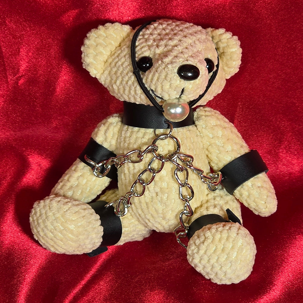 CoL Teddy No. 02 Gag Ball Gary framifrån – cream teddy-nyckelring med svarta läderlook-detaljer, silverkedja och pärlvit boll gag. 