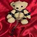 CoL Teddy No. 03 Hooded Hank framifrån – cream teddy-nyckelring med svarta läderlook-remmar, silverkedjor och metallnitar