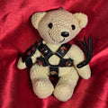 CoL Teddy No. 05 Leashed-Up Larry framifrån – cream teddy-nyckelring med svart läderlook-harness, metallnitar och svarta remmar