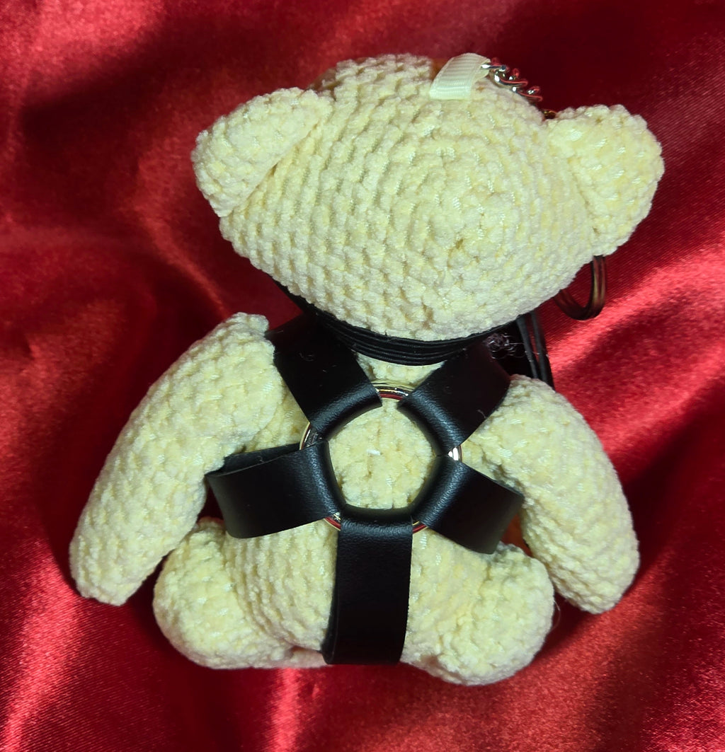 CoL Teddy No. 04 Bound-Up Billy baksida – cream teddy-nyckelring med svarta remmar, metallspännen och nyckelring