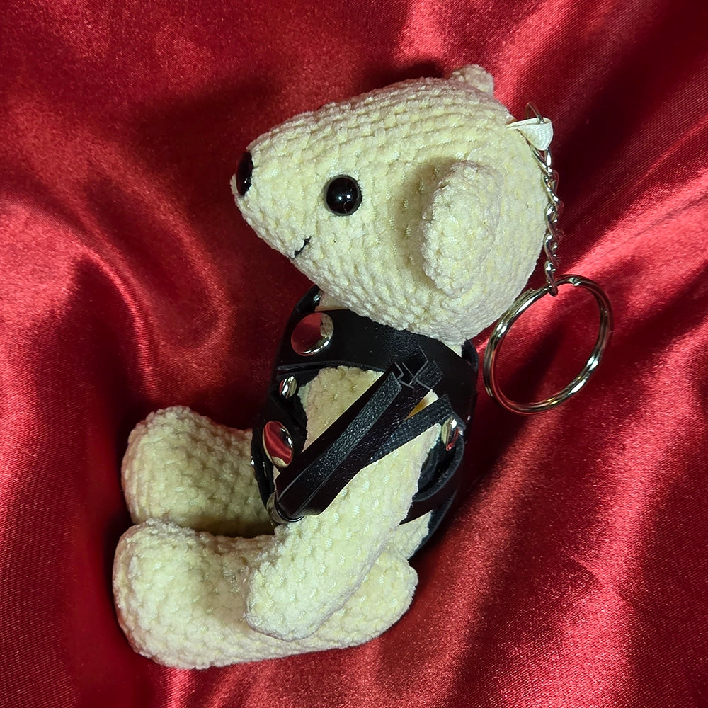CoL Teddy No. 05 Leashed-Up Larry vänstersida – cream teddy-nyckelring med svarta remmar, silverkedja och nyckelring