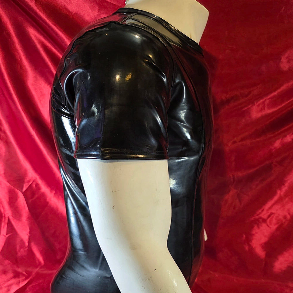 Datex T-shirt – höger sida på skyltdocka, detalj på ärm och söm i blank svart datex, röd bakgrund från Chambers of Love