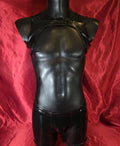 Datex Beta Harness i svart med svarta , kantband framsida helkropp. Hanky Code harness från Chambers of Love, XXS–4XL.