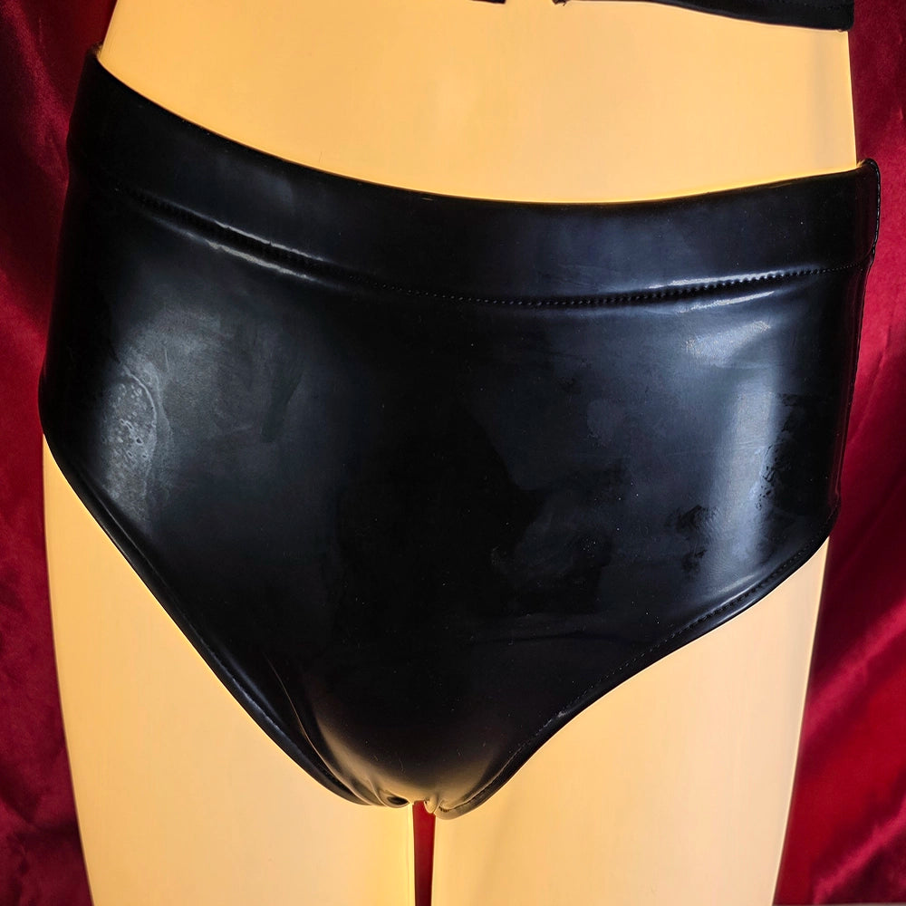 Datex Trosa Hipster svart framifrån – klassiska trosor i glossy latex-look med midja på höften från Chambers of Love
