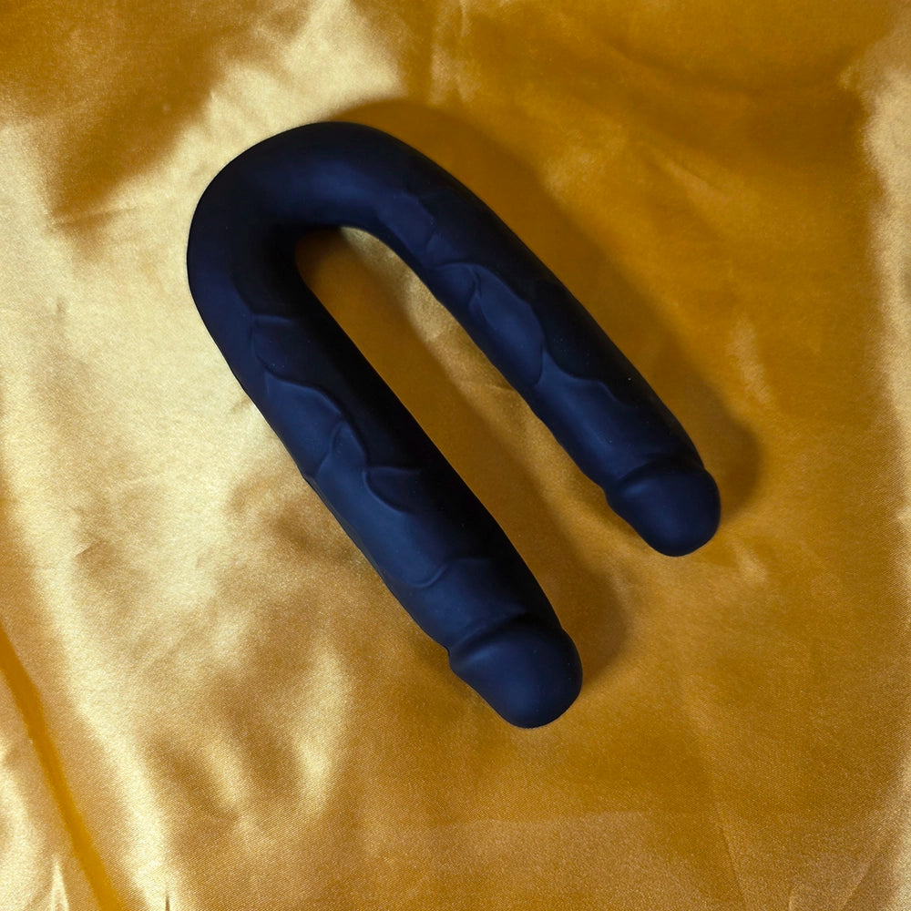 Dubbeldong i silikon 38 cm – böjbar dubbel dildo från Chambers of Love