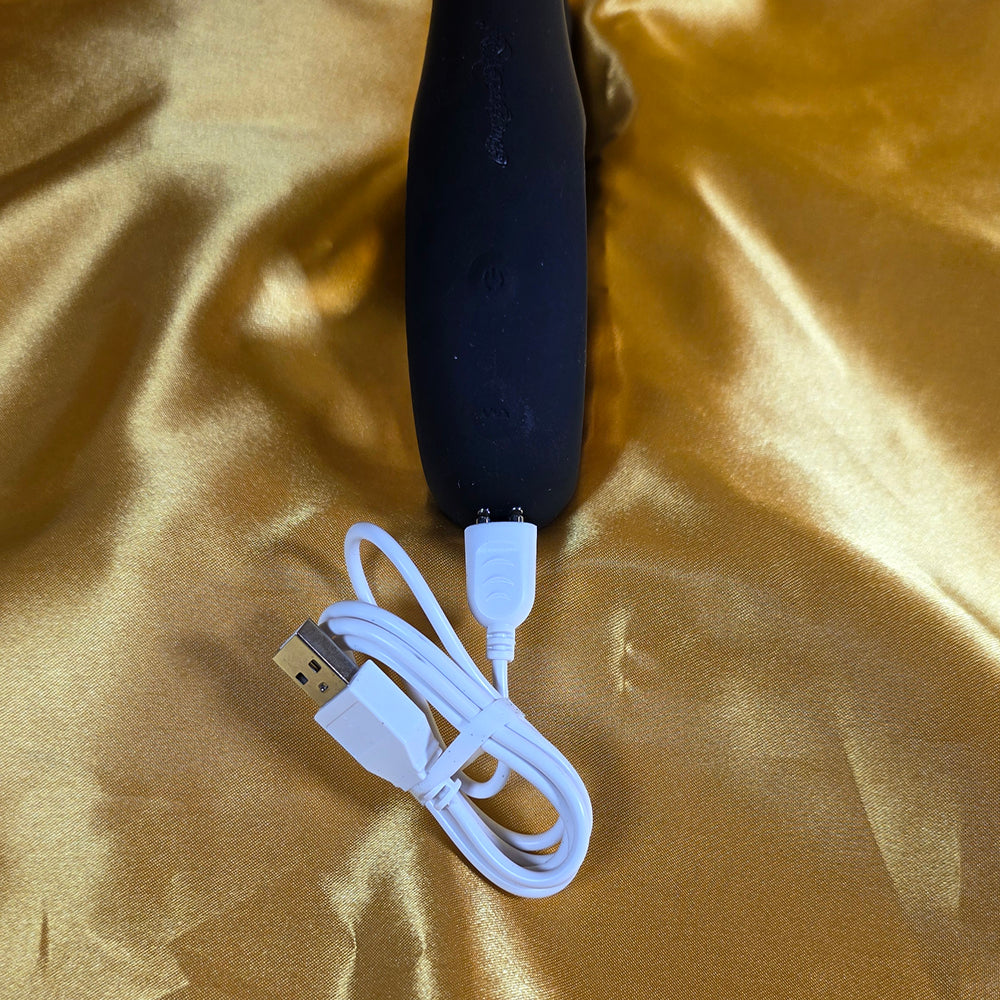 Fennec FOX Thruster Vibrator med magnetisk laddare ansluten – Chambers of Love
