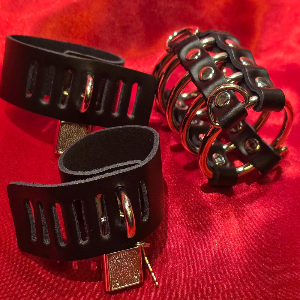 Gates of Hell 5 penis ring – komplett set med 2 PU-läderremmar och hänglås för säker fastsättning – CBT metall penis ring från Chambers of Love