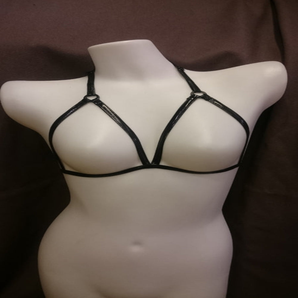 PVC bröstharness Celine på modell docka i glansig PVC – Princess- och Queen-size halterneck med ställbar passform – Chambers of Love