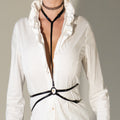PVC bröstharness Corinne på modell i glansig PVC – Princess- och Queen-size med ställbar passform – Chambers of Love