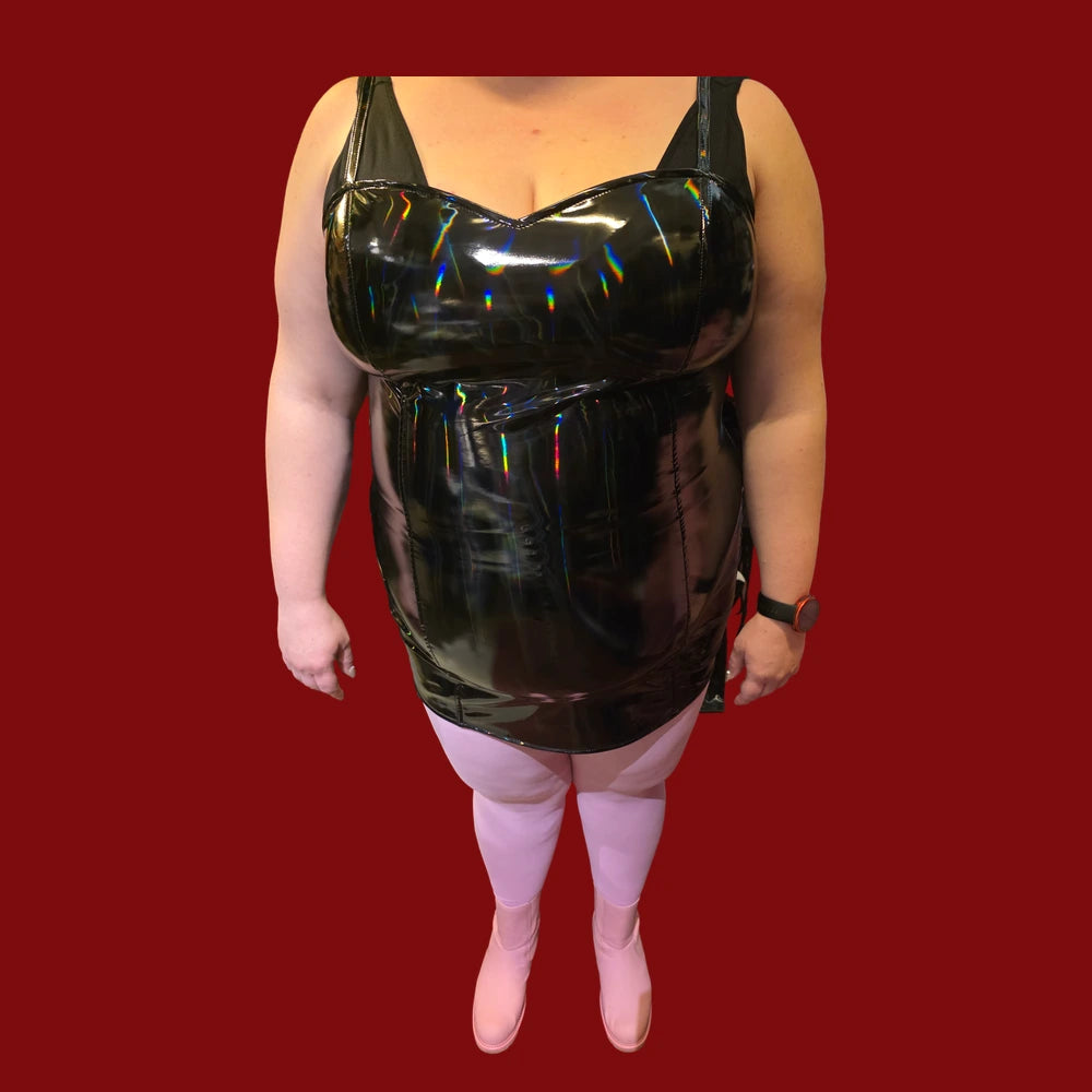 Svart hologram PVC-klänning med regnbågsglans – storlek 2XL, framifrån – Chambers of Love