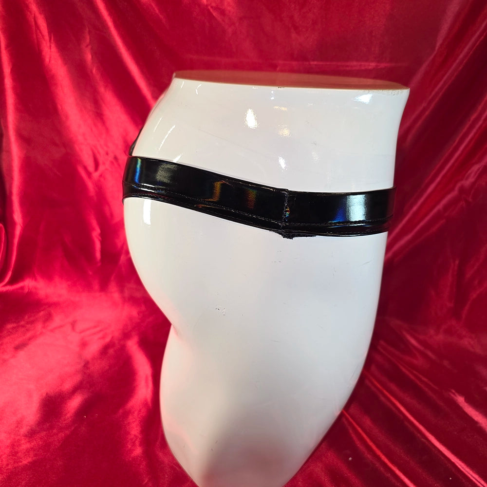 Hologram PVC String – Herr i svart holografisk PVC, höger sida på mannekäng. Profilvy av smal resår och hologram PVC-material.