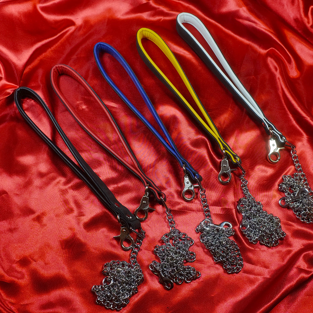 BDSM läderkoppel med kedja gruppbild – fem Hanky Code-färger svart röd blå gul vit med metallkedjor från Chambers of Love