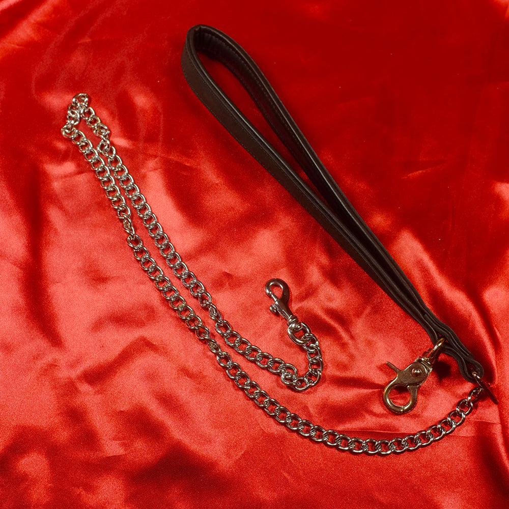 BDSM läderkoppel med kedja svart – kraftig metallkedja och läderhandtag från Chambers of Love