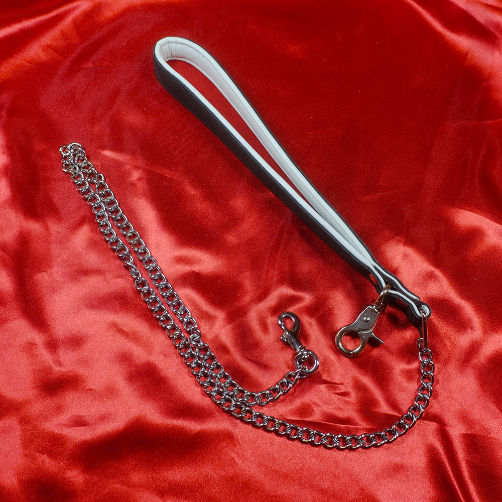 BDSM läderkoppel med kedja vit – vitt läderhandtag med metallkedja från Chambers of Love