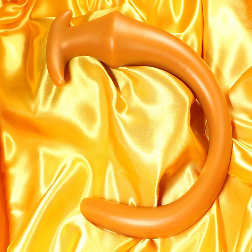 Lång Analplugg Mjuk Silikon med Ankarfot – Large (51 cm) Hudfärgad, böjd form med stabil ankarfot på gyllene satin från Cambers of Love