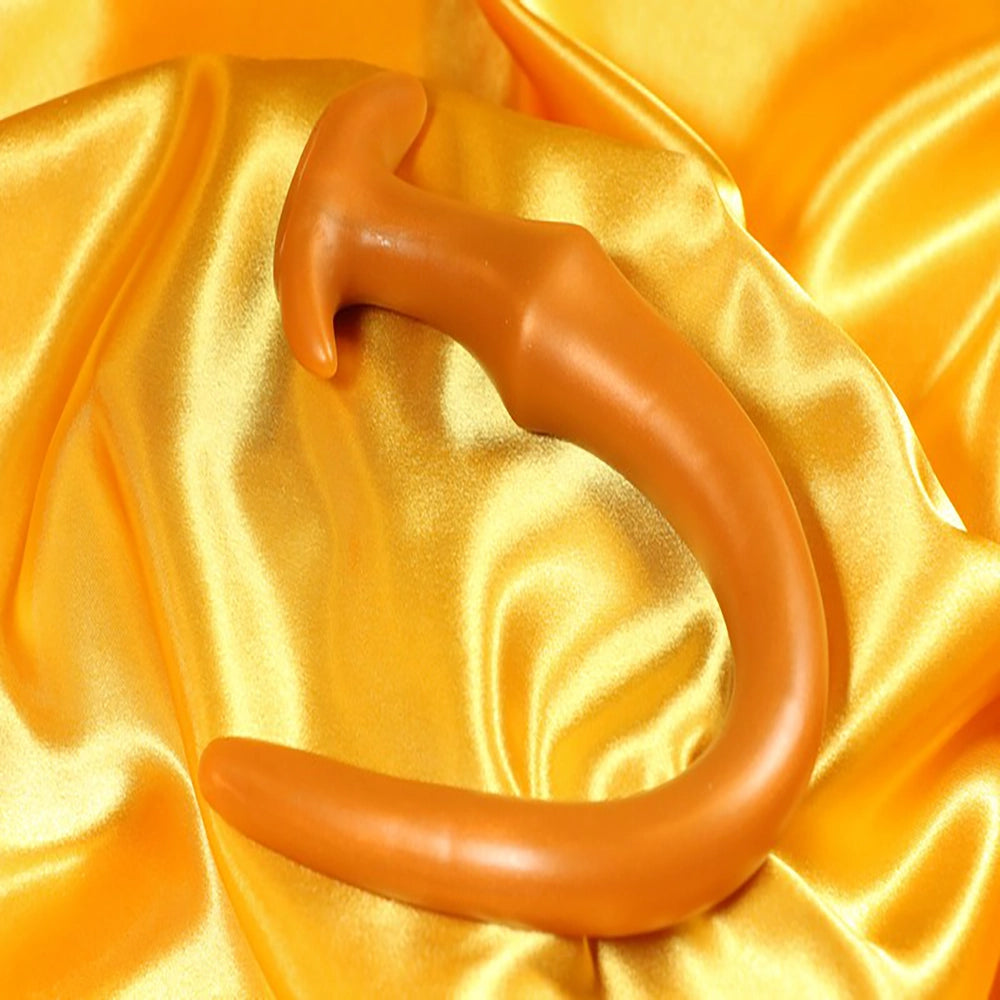 Lång Analplugg Mjuk Silikon med Ankarfot – Small (30 cm) Hudfärgad, böjd form med stabil ankarfot på gyllene satin från Chambers of Love